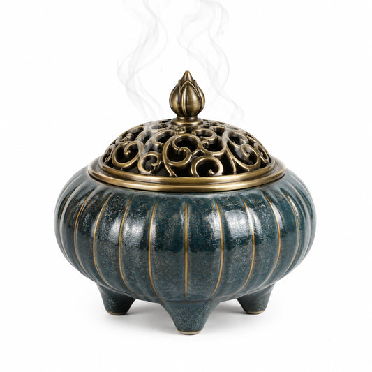 Brûleur d'encens bleu et laiton avec motifs ajourés